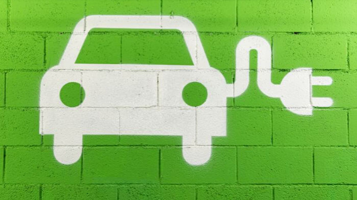 Carregamento de um carro elétrico.