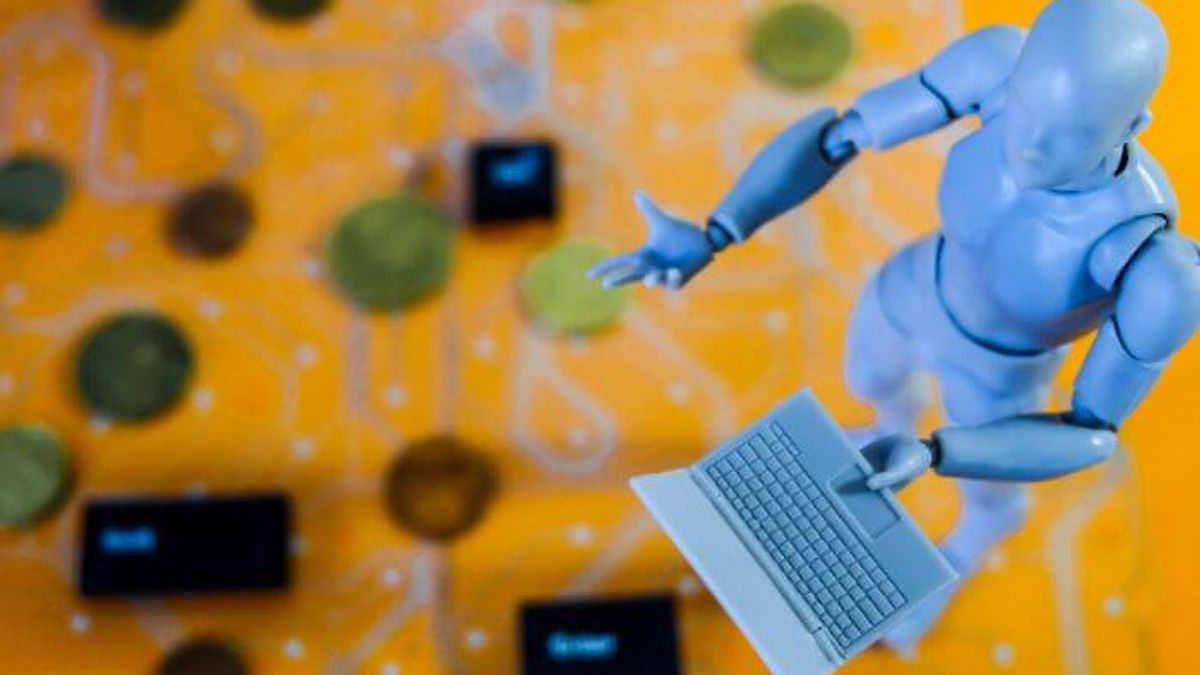 Um robô segurando um notebook, representando a integração do machine learning.